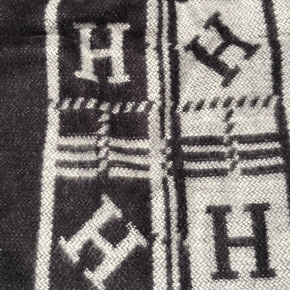 Scarf black and gray NWOT - Picture 3 of 4